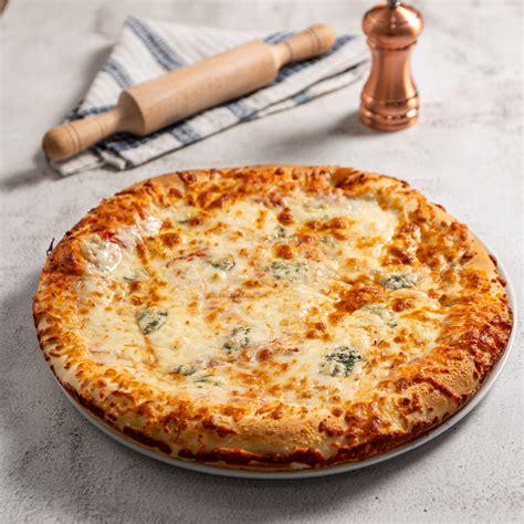 Négysajtos kék-fehér ZTE pizza