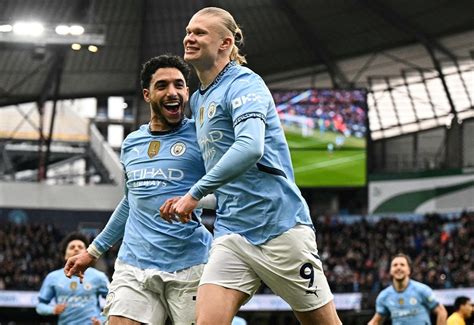 Futballszurkolók kék-fehér sálakkal egy stadionban