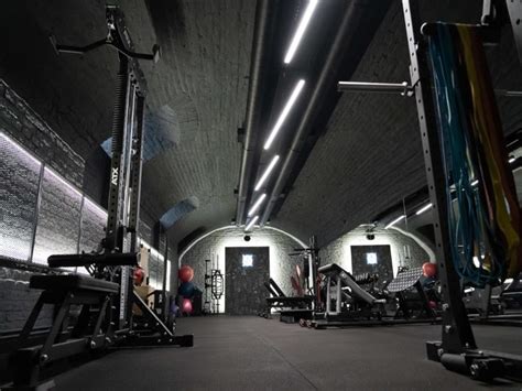 Modern fitneszterem kardiógépekkel