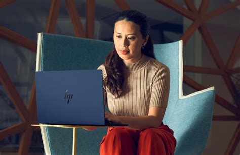 Laptopon sporteseményt néző személy