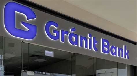 Gránit Bank digitális felületének illusztrációja, okostelefonon történő bankolás