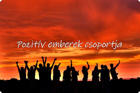 Emberek csoportja fülhallgatós fordítókat használ egy megbeszélésen