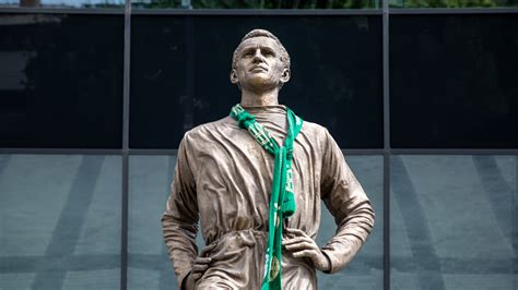 A Groupama Aréna és Albert Flórián szobra