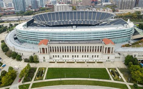 A chicagói Soldier Field stadion régi és modern elemekkel