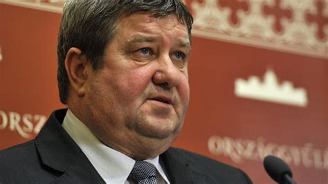 Tállai András portréja a parlamenti ülésen