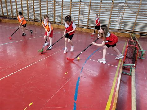 Iskolai floorball edzés képe