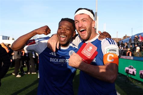 A Macclesfield FC játékosainak ünneplése a Crystal Palace elleni történelmi győzelem után