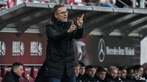 A DVTK új stadionja egy mérkőzés alatt, esti fényben