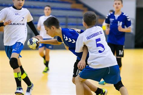 Kézilabda utánpótlás csapat bemelegítés közben