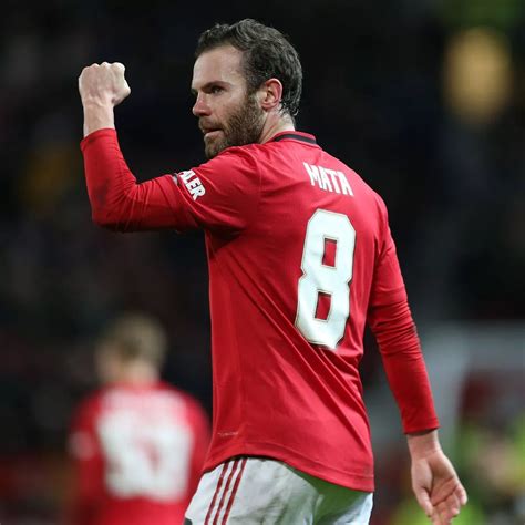Juan Mata egy labdarúgó gyerekekkel