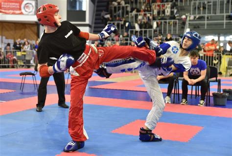Fiatal kick-box versenyzők a tatamin küzdelem közben