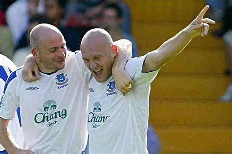 Thomas Gravesen ünneplése az Evertonban Lee Carsley csapattársával