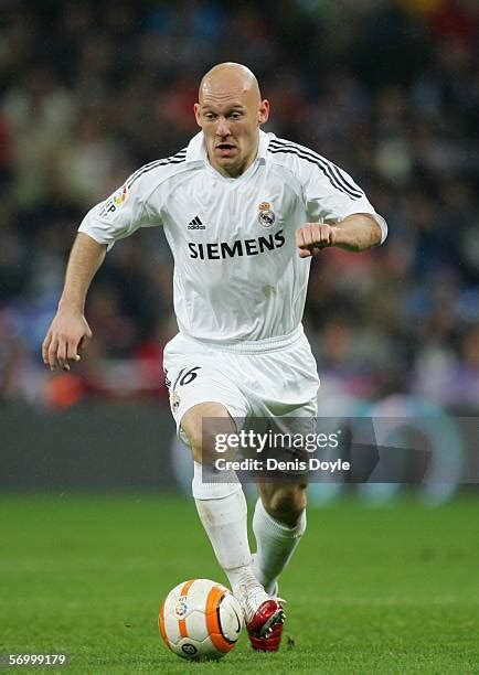 Thomas Gravesen Real Madrid csapattársaival, köztük Zidane-nal és Beckhammel egy barátságos mérkőzés előtt