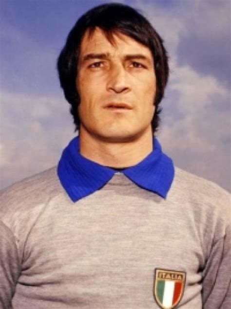 Enrico Albertosi akcióban kapusként