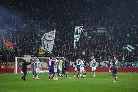 Az Olympique Lyon csapatának ünneplése egy győztes mérkőzés után