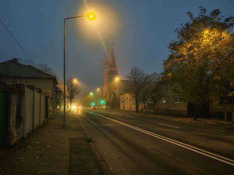 A rosztovi Vorosilov sugárút éjjel, kivilágított épületekkel