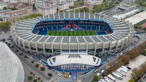 A Paris Saint-Germain labdarúgócsapat logója és a Parc des Princes stadion látképe