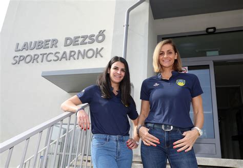 Horváth Judit 11-es mezének emléktáblája a Lauber Dezső Sportcsarnokban