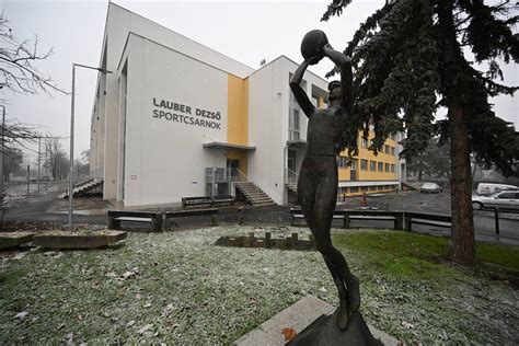 A Kosárlabdázó nő szobor a Lauber Dezső Sportcsarnok előtt