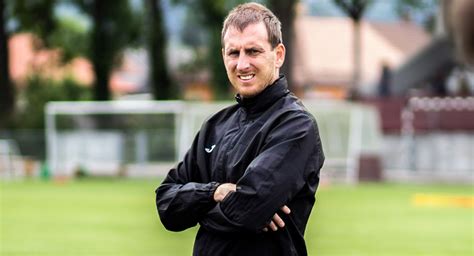 Fenyvesi László fiatal labdarúgókkal edzésen a Dorogi FC-nél