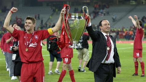 A 2005-ös BL-döntő Isztambulban, Steven Gerrard a trófeával