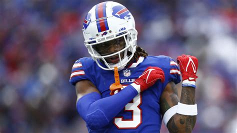 NFL játékos teljes felszerelésben a pályán