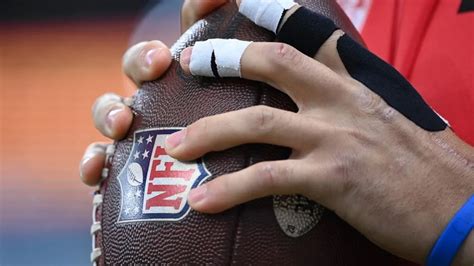 NFL játékos egyenruha ellenőrzése a bemelegítés során