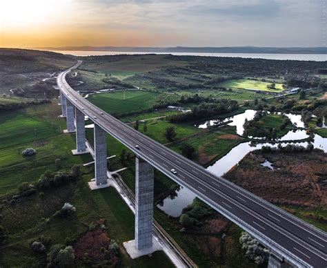 A Kőröshegyi völgyhíd látképe kerékpárosokkal