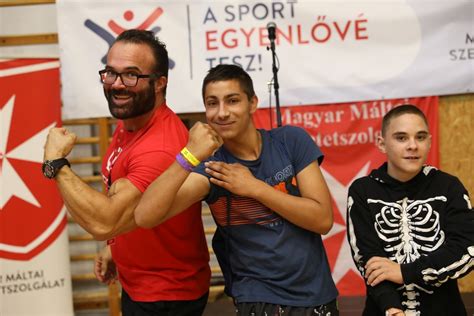 Sportolók közös edzésen, mentorral