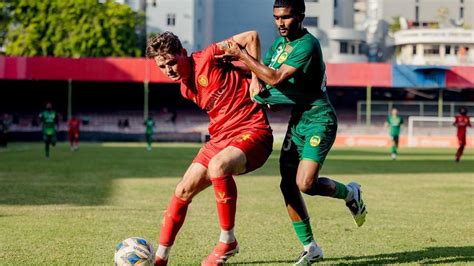 Labdarúgó játékos gyorsan fut