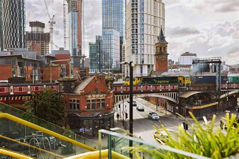 Manchester őszi lombkoronával