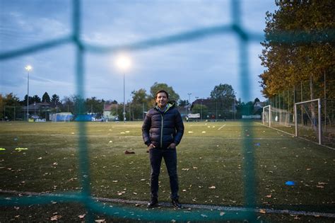 Fiatal focisták edzésen taktikai gyakorlatot végeznek