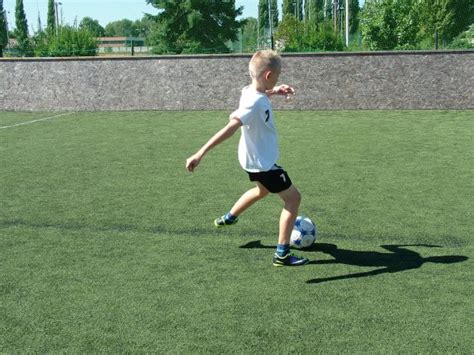 A belsővel történő rúgás érintési felülete és véghelyzete