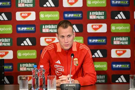 Lang Ádám és Marco Rossi megbeszélése egy edzésen
