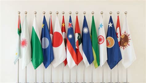 Japán és Katar nemzeti zászlói és futballlabda