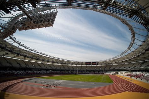 Atlétikai stadiont és különböző versenyszámokat ábrázoló kép
