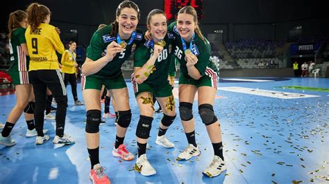 Magyar junior kézilabdázók éremátvétele