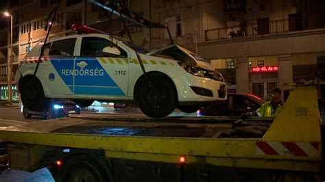 Rendőrautók és egy futballista sziluettje