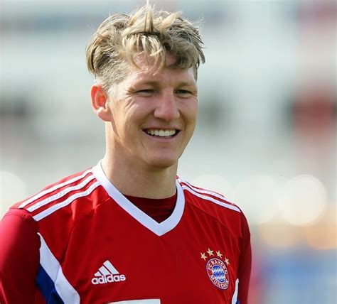 Bastian Schweinsteiger búcsúzik a szurkolóktól a pályán