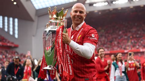 Arne Slot portréja a Liverpool menedzseri bemutatásán