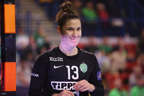 Janurik Kinga akció közben egy kézilabda mérkőzésen