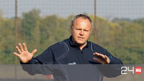 Simon Balla István a labdarúgókat edzi