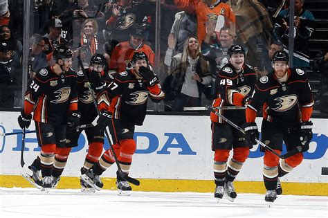 Anaheim Ducks szélsőjátékos lövés közben