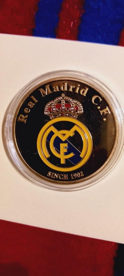 A Real Madrid címer az arany színű elemekkel