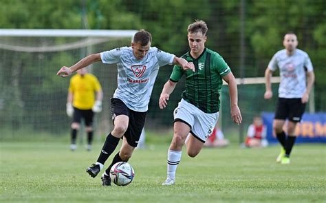 Öregfiúk labdarúgók a pályán egy gyöngyösi mérkőzésen