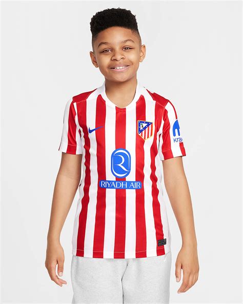 Az Atlético Madrid piros-fehér csíkos meze és egy korabeli matrac