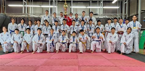 Taekwon-do versenyzők éremátadója