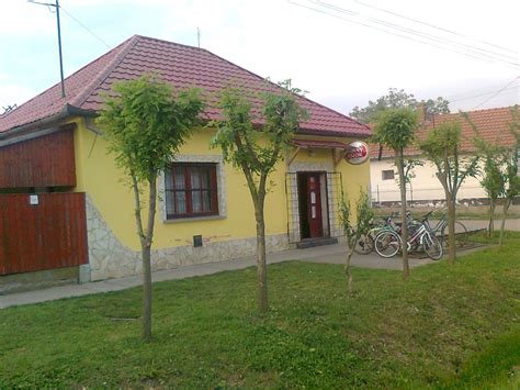 A Fradi Söröző külső homlokzata Törökszentmiklóson