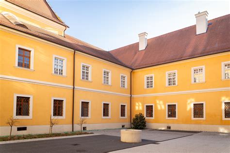 Törökszentmiklósi panzió belső udvara pihenővel