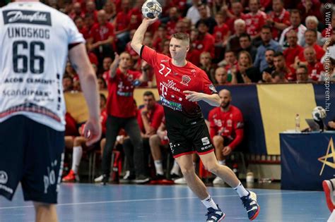 Kézilabdázó, aki éppen a labdát fogja